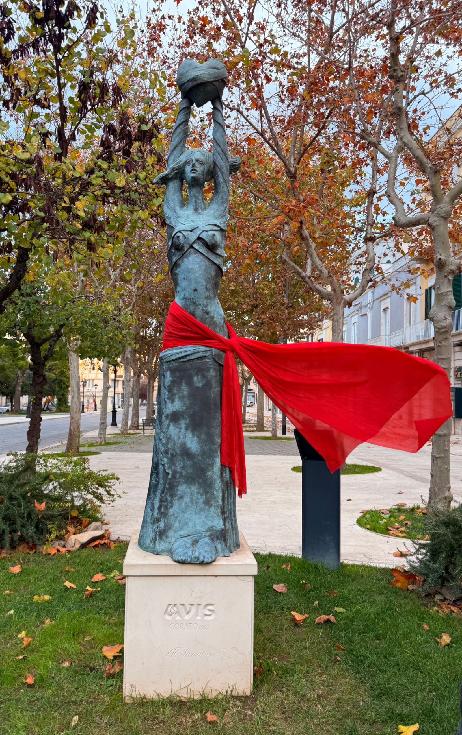 ‘Le Guerriere’ si veste di un drappo rosso per la Giornata per l'eliminazione della violenza sulle donne