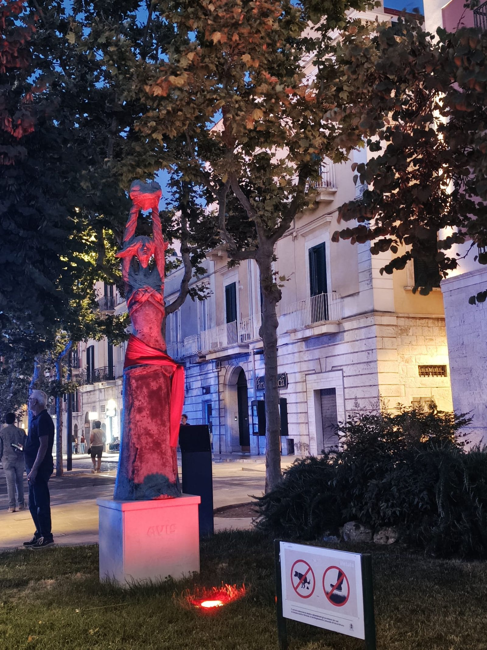 Il Monumento al Donatore si illumina di rosso